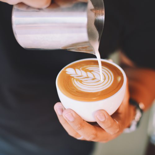 Jak robić wzorki na kawie – odkryj sztukę latte art